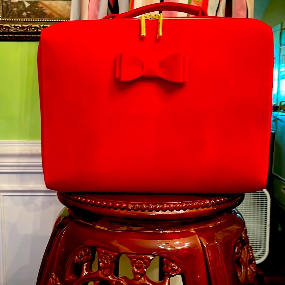 Estée Lauder make up case, good for storing make up in. - Picture 1 of 5